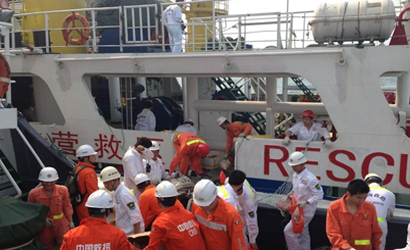 中国救援队正在海上寻找遗机